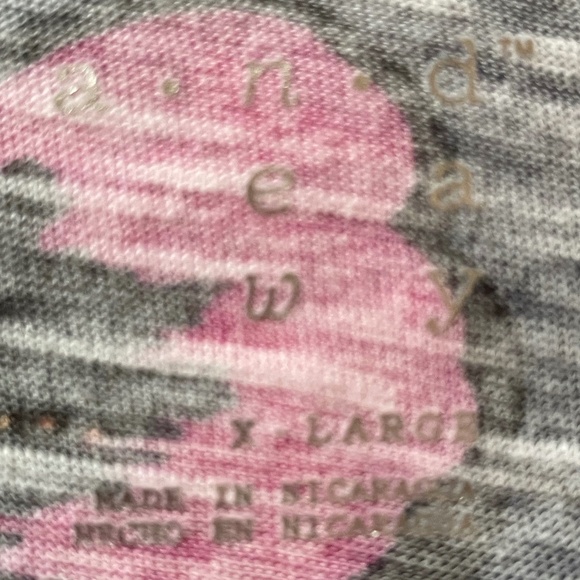a.n.d. Short sleeve v neck top NWOT - Picture 3 of 3